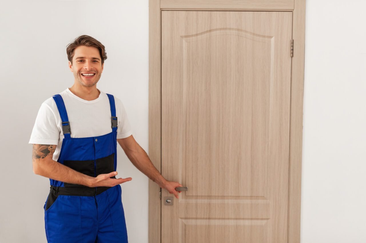 Serrurier professionnel répondant aux questions fréquentes sur les portes et serrures – service client à Paris